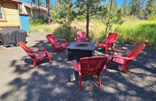 Thorpe Westwood House | Black Bear Bungalow:Cozy tiny home in enchanting wooded Spokane with AC