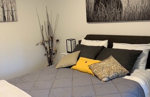 Regional District of Nanaimo Cottage | Black Bears Den - Cozy cottage in the woods pet friendly and hiking at your door