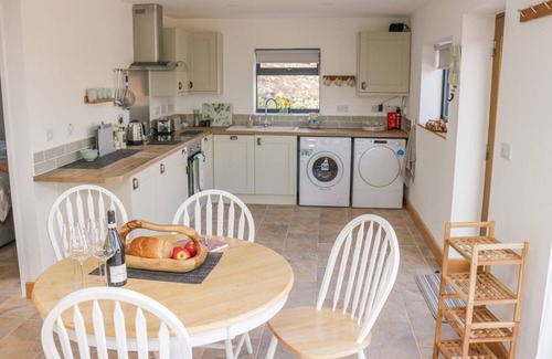 Abergavenny Cottage | BLACK CAT BACH, family friendly, with a garden in Gilwern