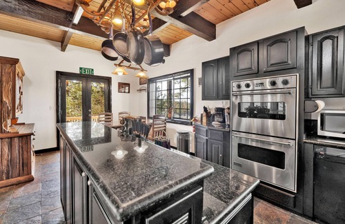 Upper Moonridge Cabin | Black Diamond Chalet Big Bear- Hot Tub- Games- Ski Lift Retreat