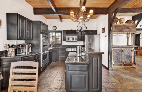 Upper Moonridge Cabin | Black Diamond Chalet Big Bear- Hot Tub- Games- Ski Lift Retreat