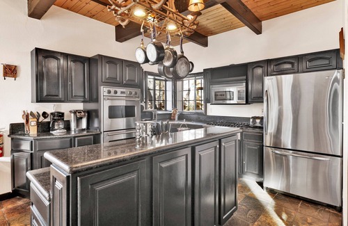 Upper Moonridge Cabin | Black Diamond Chalet Big Bear- Hot Tub- Games- Ski Lift Retreat