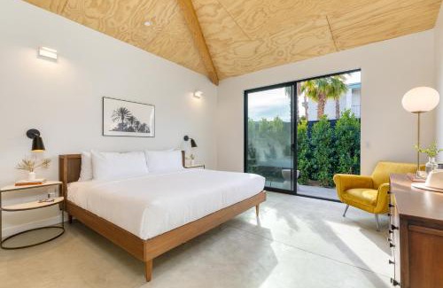 Downtown Palm Springs Hotel | Blackhaus B10 by AvantStay Modern Room Pool