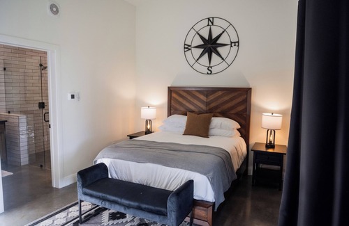 Stonewall Cabin | Blackstone/Casita #2 - Private Porch, Luxury, Country Feels, Walk to Wineries
