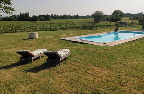 Cartelegue Cottage | Blayais self-catering cottage with swimming poolPets accepted