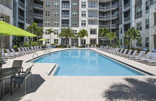 Courier City - Oscawana Apartment | Bleecker 1-431 · Luxury King Suite - Pool - Gym - FREE parking - J