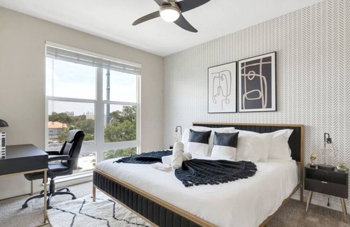Courier City - Oscawana Apartment | Bleecker 1-431 · Luxury King Suite - Pool - Gym - FREE parking - J