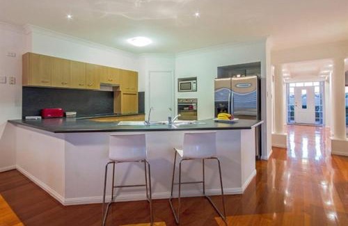 Broadbeach Waters House | Bliss On Sunshine
