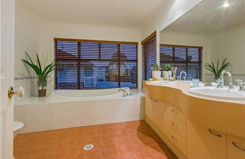 Broadbeach Waters House | Bliss On Sunshine