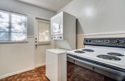 Uptown Apartment | Blissful Stay in Alamo Heights