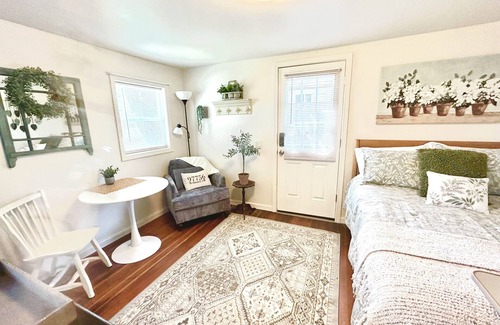 Redmond Apartment | Blossom Cottage Cozy Studio in Beautiful Redmond, OR