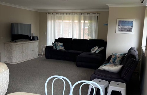 Budgewoi House | BLT 123 - beach lake tavern