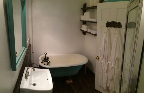 Water Valley Apartment | Blu-Buck Mercantile Hotel Apt. C