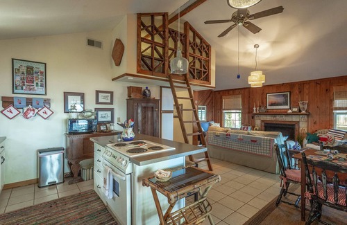Carrabelle House | Blue Crab Shack 2BR/2BA w/Loft Area and dock!