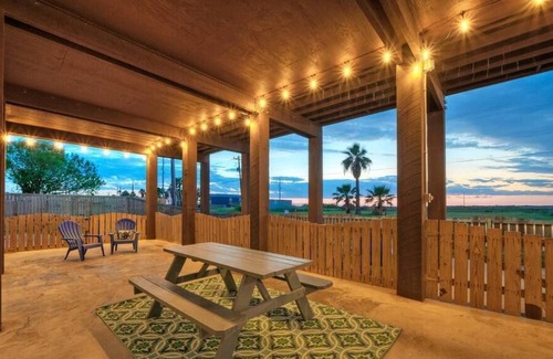 Leeward Sands House | Blue Crush-Near City Pool, Channel View
