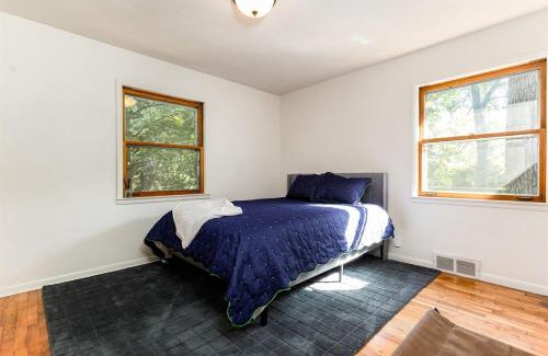South Bend House | Blue & Gold Haven - 3B 2BA House Close to ND Stadium