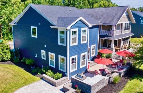 South Haven House | Blue Grasshopper – Spacious Luxury Retreat with Two Primary Suites