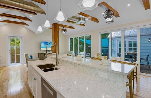 Downtown House | *BLUE HERON'S HIDEOUT @ OLD TOWN* Newly Renovated Home & Pool + LAST KEY SERVI