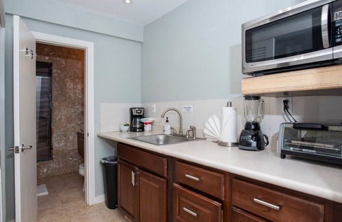 Red Hook Apartment | Blue Horizon, One - Walk to beach & Restaurants.