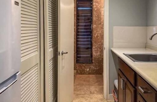 Red Hook Apartment | Blue Horizon, One - Walk to beach & Restaurants.