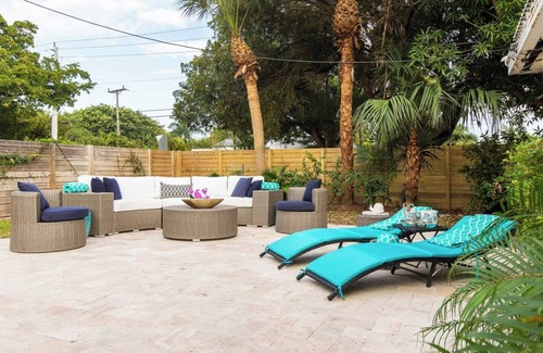 Old Northwood House | Blue Lagoon - Heated Pool, Mins to WPB + DT
