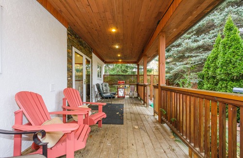The Blue Mountains Ski Chalet | Blue Mountain Chalet, Just 2 minutes from the hill.