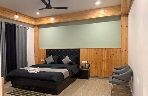 Nainital Hotel | Blue Pine Pool