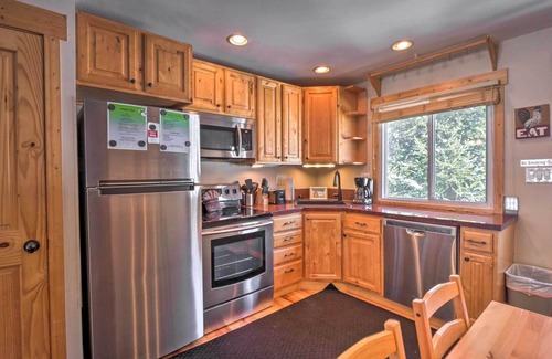 Blue River Condo | Blue River Condo w/Views - 5 Mi to Breckenridge!