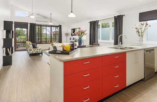 Kyneton Apartment | Blue Rosella on Piper