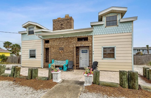 Villa Segunda House | Blue Seashell! Comfort & Convenience Two Blocks from Gulf! Classic Beach Home!