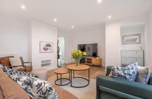Peterborough House | Bluebell House - Sleeps 5 - Garden - Parking