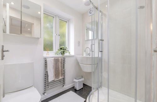 Peterborough House | Bluebell House - Sleeps 5 - Garden - Parking