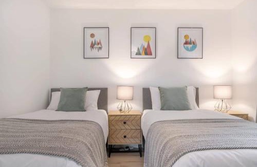 Peterborough House | Bluebell House - Sleeps 5 - Garden - Parking