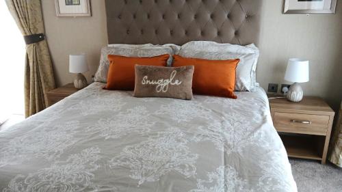 Skegness Resort | Bluebell Luxury 2 Bedroom Lodge perfect couples escape at Southview with pond view