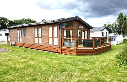 Skegness Resort | Bluebell Luxury 2 Bedroom Lodge perfect couples escape at Southview with pond view
