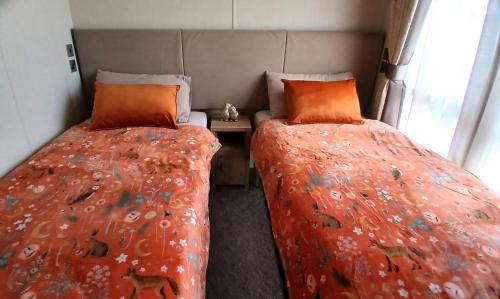 Skegness Resort | Bluebell Luxury 2 Bedroom Lodge perfect couples escape at Southview with pond view