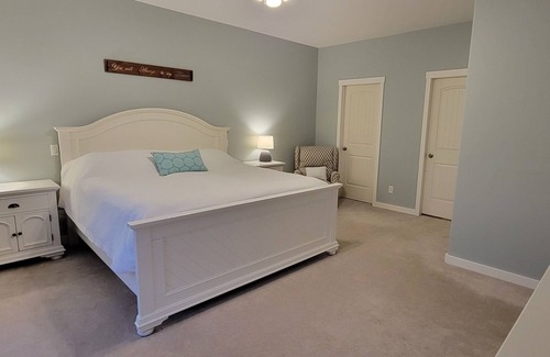 Okanagan-Similkameen Other | Blueberry Hill Vineyards-Farmhouse with private hot tub