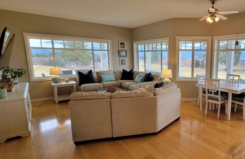 Okanagan-Similkameen Other | Blueberry Hill Vineyards-Farmhouse with private hot tub
