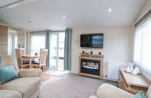 Clacton-on-Sea Cottage | BLUEBIRD, pet friendly, country holiday cottage, with pool in Jaywick