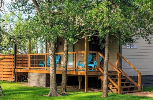 Fredericksburg Cottage | Bluebonnet Waterfront Cottage With Hot Tub