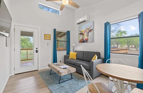 Fredericksburg House | Bluebonnet Waterfront Cottage with Hot Tub