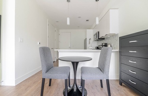 Brentwood Apartment | Blueground | Brentwood, pool, nr Zilker Park