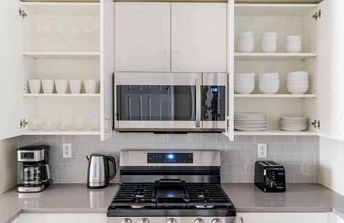 Chinatown Apartment | Blueground | Chinatown, gym & w/d, nr arena
