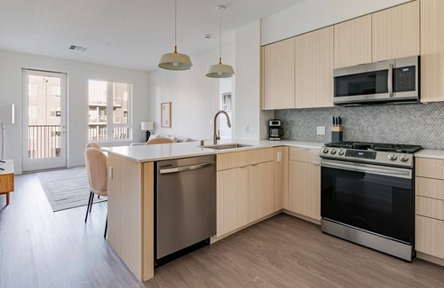 Fremont Apartment | Blueground | East Industrial, pool & AC, nr park