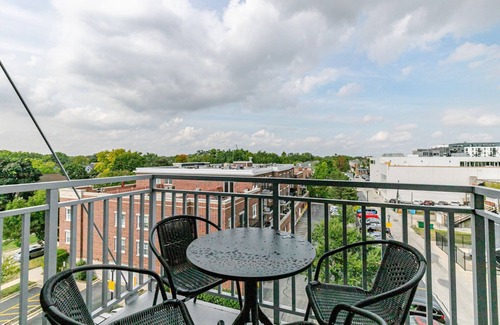 Elmhurst Apartment | Blueground | Elmhurst, pool, nr Elmhurst Art Museum