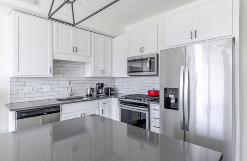 Elmhurst Apartment | Blueground | Elmhurst, pool & gym, nr park