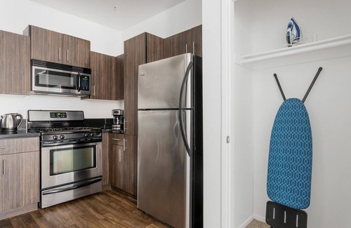 Miracle Mile Apartment | Blueground | Miracle Mile, rooftop, nr La Brea Tar Pits