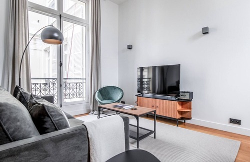 L'Europe Apartment | Blueground | Monceau/Villiers, concierge, nr shops