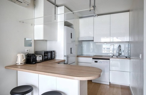 Neuilly-sur-Seine Apartment | Blueground | Neuilly balcony, nr offices & shops