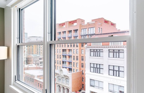 Penn Quarter Apartment | Blueground | Penn Quarter, pool & AC, nr museums